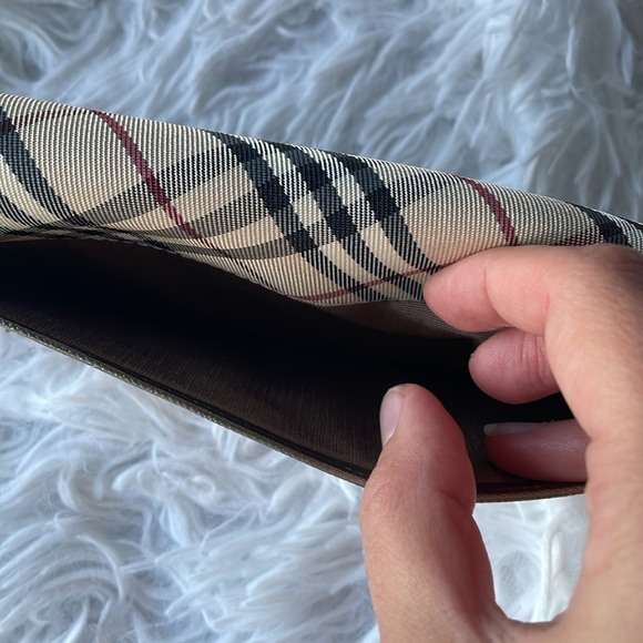 LIKE NEW AUTHENTIC BURBERRY LONG WALLET GOLD CHECKER PATTERN - Picture 4 of 10